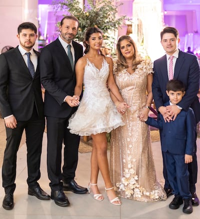 Sofi rodeada de su familia.
