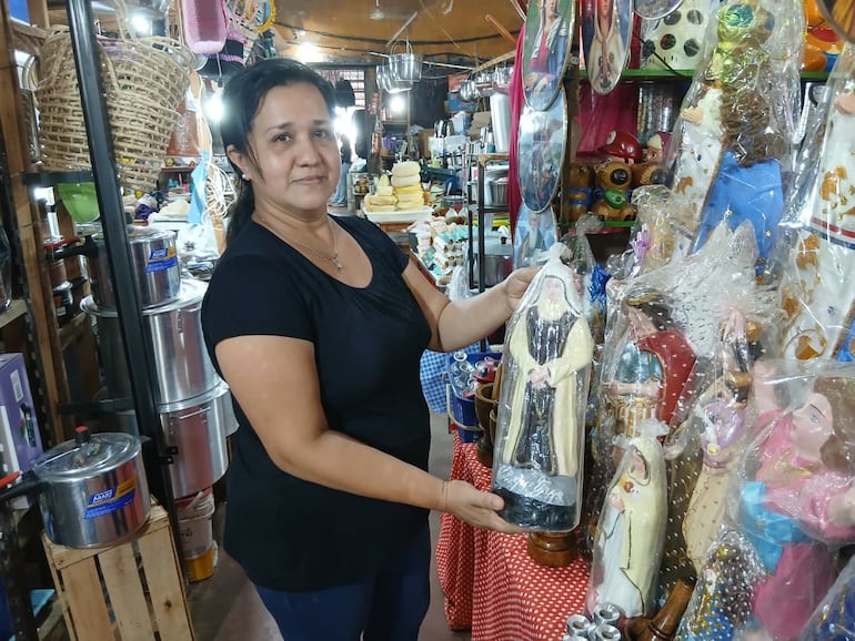 Epifanía González, vendedora de santería, contó que el Cristo Crucificado y la beata Chiquitunga son las imágenes preferidas.