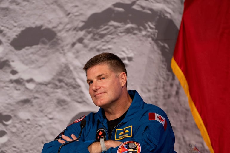 El especialista de misión de Artemis II, Jeremy Hansen, sonríe durante una conferencia de prensa en el Centro Espacial Johnson de la NASA el 16 de abril de 2026 en Houston, Texas.