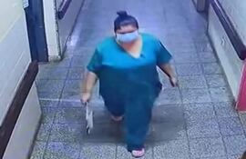 Momento en que la doctora Maida Marcela Sosa Chávez, una médica de 32 años, ingresaba al Hospital Regional de Paraguarí para llevarse a la recién nacida.