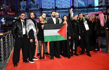 El director palestino Abdallah Alkhatib (2º izq., también escrito Abdallah Al-Khatib) y el equipo de la película Chronicles From the Siege sostienen una bandera palestina mientras llegan a la alfombra roja de la ceremonia de premiación de la 76ª Berlinale, el primer gran festival de cine del año en Europa, en Berlín, el 21 de febrero de 2026.