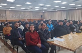 Los acusados por el caso de estafa mediante sistemas informáticos, en el Salón Auditorio "Serafina Dávalos", del Poder Judicial de Asunción.
