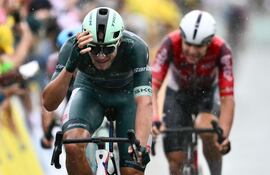 Jonathan Milan fue el que se llevó la victoria al esprint este miércoles en Francia.