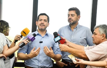 El presidente en ejercicio, Pedro Alliana y el presidente de la Cámara Baja, Raúl Latorre, durante una conferencia de prensa en el Congreso, este miércoles.