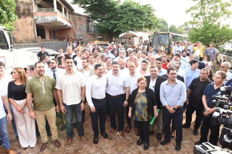 Foto del acto de palada inicial de las obras de desagüe pluvial del Abasto y San Pablo, el 10 de abril de 2024.