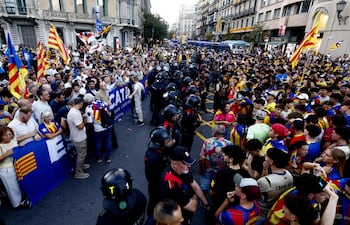 La líder de Aliança Catalana, Silvia Orriols, ha sido protegida por los Mossos d'Esquadra cuando la manifestación en la que participaba se ha topado con la manifestación independentista. EFE/Quique García.