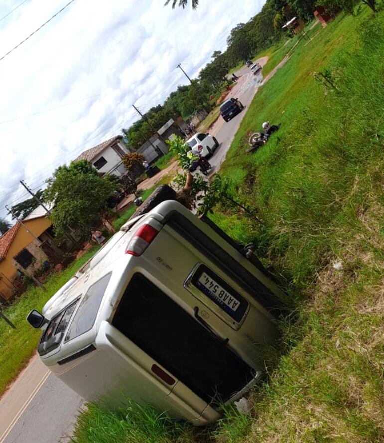 El conductor de la camioneta dijo que atropelló un charco de agua que le hizo perder el control y pasó al carril del motociclista.