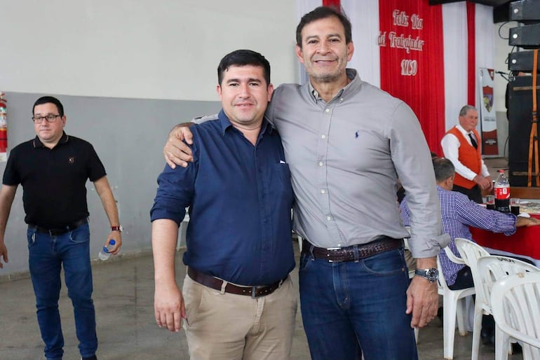 El concejal colorado cartista Osvaldo Mora Jiménez y el senador también oficialista Silvio "Beto" Ovelar en Coronel Oviedo. El edil va por el rekutu este año