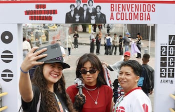 BOGOTÁ (COLOMBIA). Personas posan este viernes, previo al concierto de la banda surcoreana BTS, en Bogotá (Colombia). EFE/ Mauricio Dueñas Castaneda