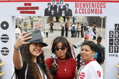BOGOTÁ (COLOMBIA). Personas posan este viernes, previo al concierto de la banda surcoreana BTS, en Bogotá (Colombia). EFE/ Mauricio Dueñas Castaneda