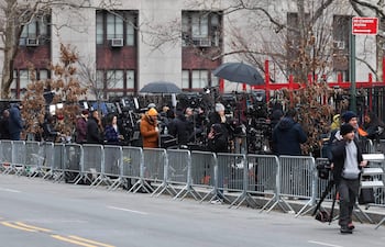 Miembros de la prensa se reúnen frente al Tribunal Federal Daniel Patrick Moynihan mientras el derrocado dictador venezolano, Nicolás Maduro, espera su audiencia de lectura de cargos el 5 de enero de 2026 en Nueva York.