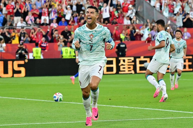 Cristiano Ronaldo de Portugal celebra tras marcar el gol del 1-1 durante el partido de dieciseisavos de final de la Copa Mundial de la FIFA 2026 entre Portugal y Croacia, en Toronto, Canadá.