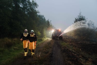 Bomberos trabajan en una zona afectada por los incendios en las Hautes Fagnes, en el este de Bélgica.