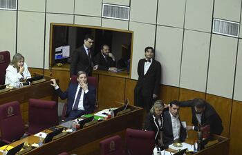 El senador Natalicio Chase (traje azul), líder de la bancada cartista defendió la millonaria ampliación presupuestaria para el Senepa.
