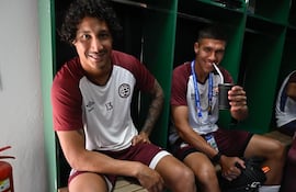 Los zagueros paraguayos, José Canale y Ronaldo Dejesús comparten una ronda de tereré en el vestuario del estadio La Arboleda de Rubio Ñu, donde el elenco granate cumple con las tareas previas a la gran final de la Copa Libertadores.