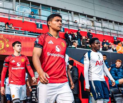 El lateral izquierdo paraguayo, Diego León festeja su primera anotación con la camiseta de Manchester United.