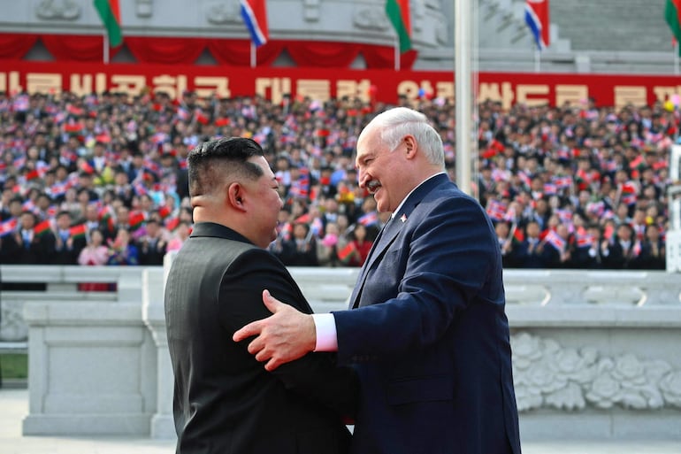 El presidente bielorruso Alexander Lukashenko es recibido por el mandatario de Corea del Norte, Kim Jong Un.