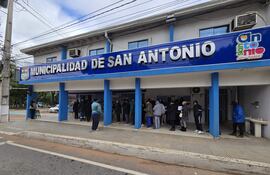 A medida que pasan las horas van creciendo la cantidad de contribuyentes en la Municipalidad de San Antonio. Las primeras horas la comuna estaba semivacía.