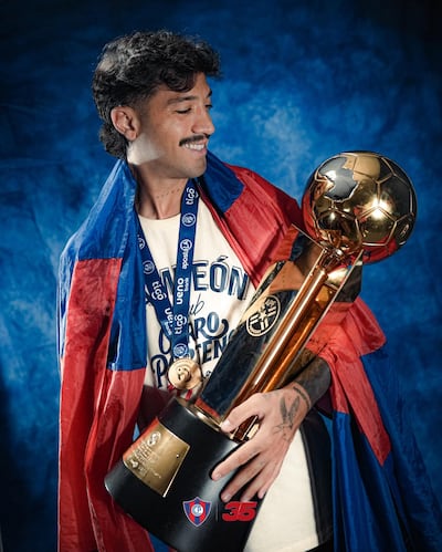 El lateral-volante uruguayo, Fabricio Domínguez Huertas (27 años) posando con el trofeo del torneo Clausura 2025. (Foto: Cerro Porteño)