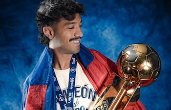 El lateral-volante uruguayo, Fabricio Domínguez Huertas (27 años) posando con el trofeo del torneo Clausura 2025. (Foto: Cerro Porteño)