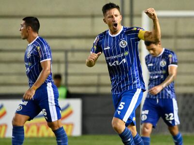 Rolando García Guerreño, futbolista de Sol de América, celebra un gol en el partido frente a Tacuary por el torneo Apertura 2024 del fútbol paraguayo en el estadio Arseno Erico, en Asunción.