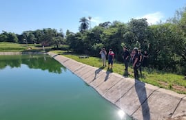 San Juan Bautista: reunión entre el intendente José Luis Benítez y vecinos por denuncias de contaminación y malos olores de la planta cloacal.