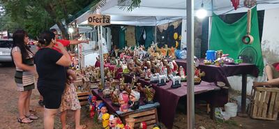 un vendedor ofrece la variedad de productos de su puesto