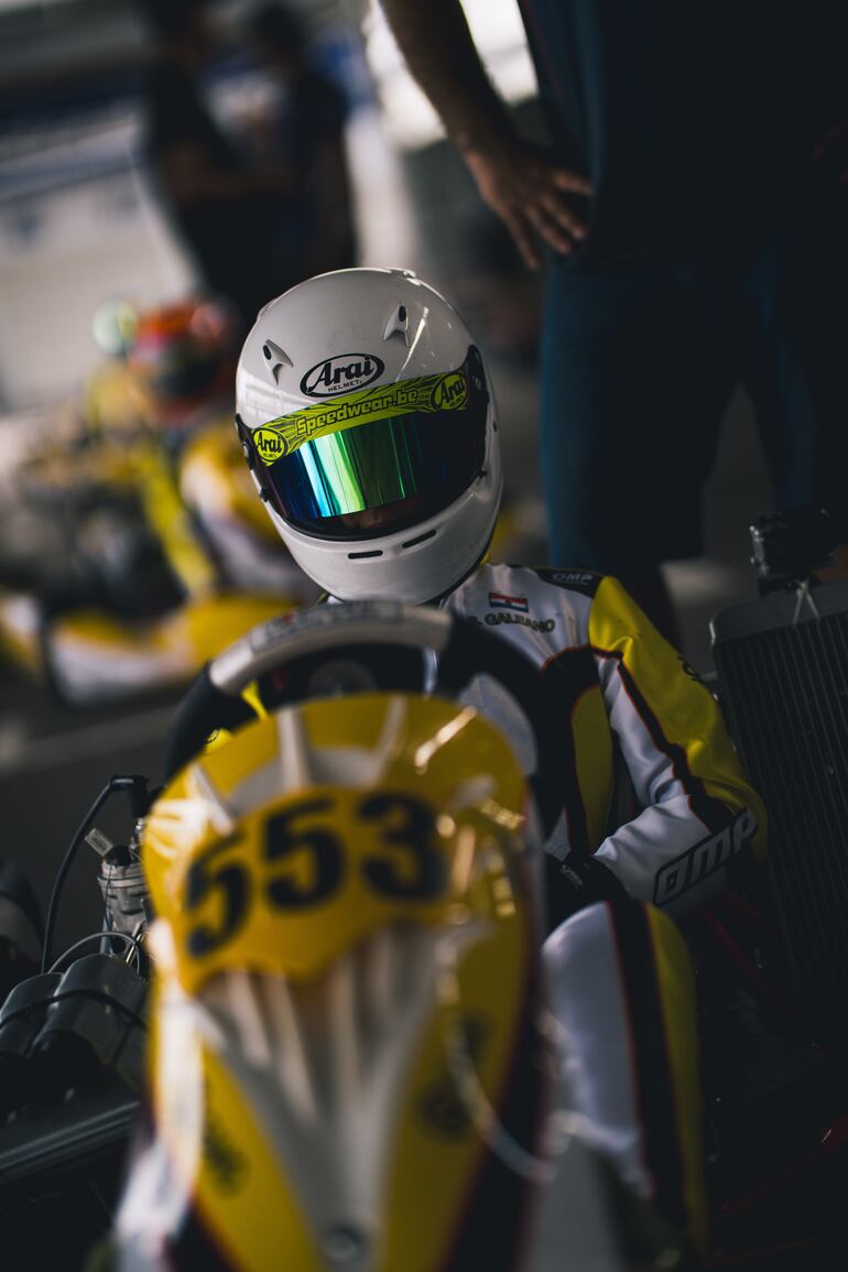 Sebastián Galeano, con el #553, compite en la FIA Karting Academy Trophy representando a Paraguay.
