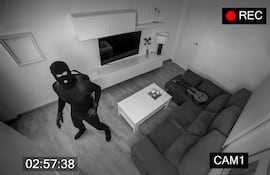 Un hombre enmascarado es captado por una cámara de seguridad.