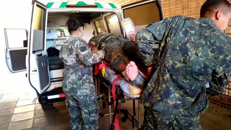 Los militares heridos en el atentado del EPP llegan al Hospital Regional de Concepción. Fue en abril de 2022.