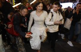 La artista Rosalía a su llegada a Callao en una aparición sorpresa para presentar su cuarto álbum, en Madrid.