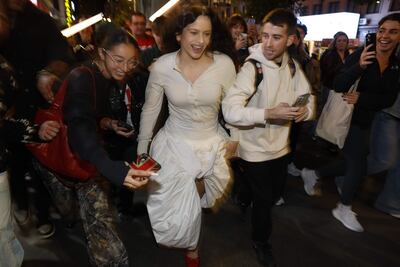 La artista Rosalía a su llegada a Callao en una aparición sorpresa para presentar su cuarto álbum, en Madrid.