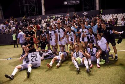 Plantel de jugadores, integrantes del cuerpo técnico y miembros del staff, luego de consumar la permanencia en la máxima categoría en la última ronda del Clausura.