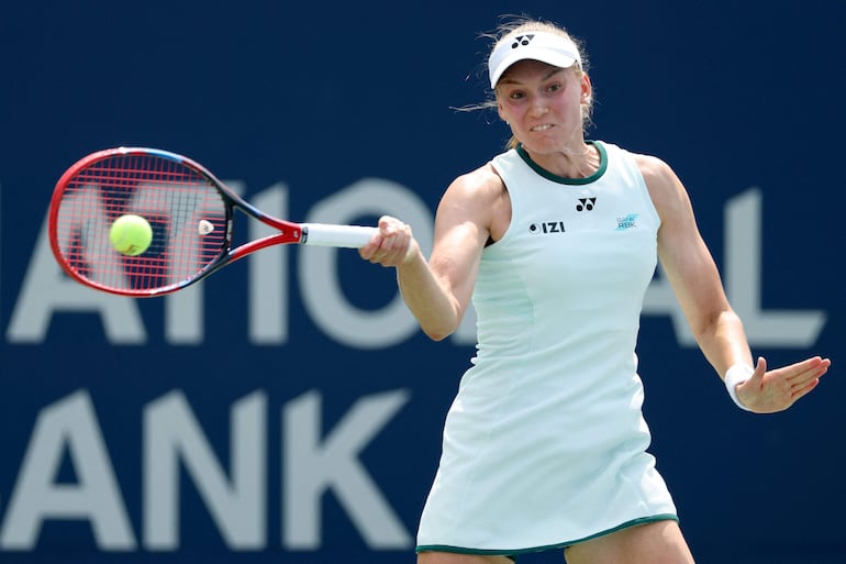 Elena Rybakina de Kazajistán devuelve un golpe a Liudmila Samsonova durante el octavo día del National Bank Open presentado por Rogers en el Sobeys Stadium, en Toronto, Ontario.