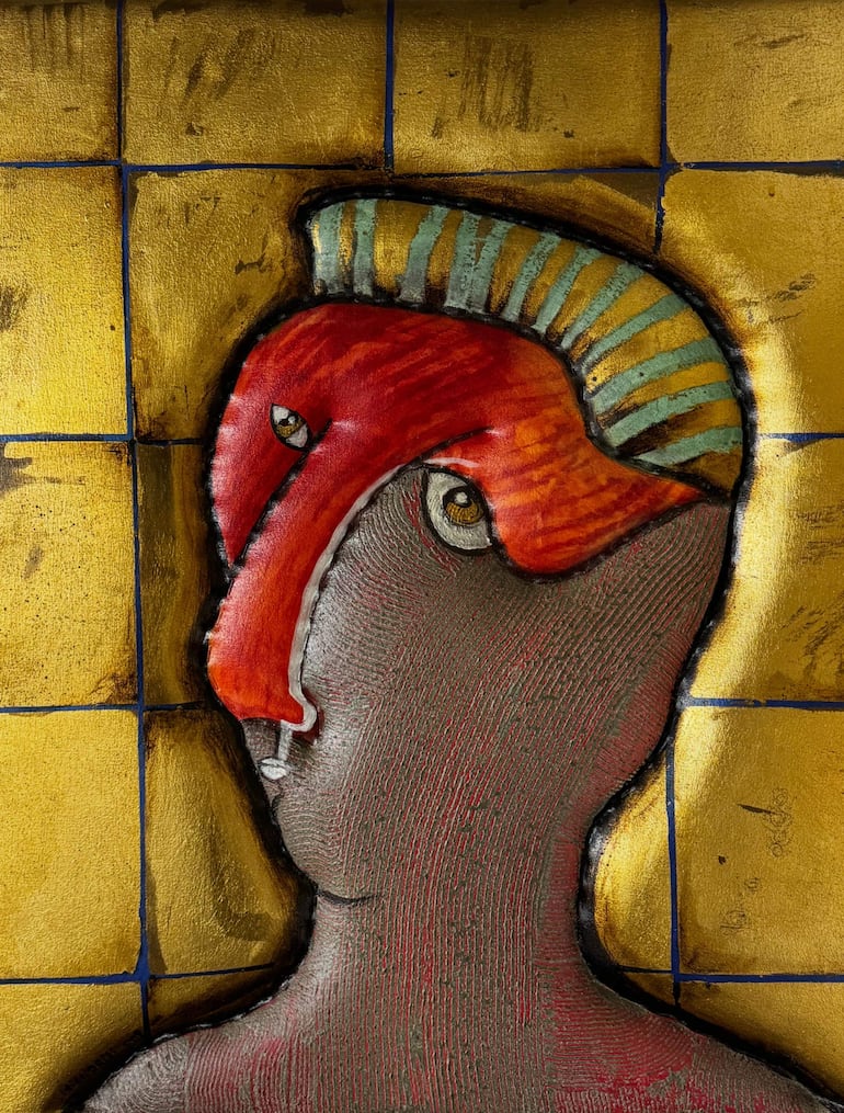 Obra abstracta que representa un rostro humano estilizado sobre fondo dorado con elementos en tonos rojos y verdes.