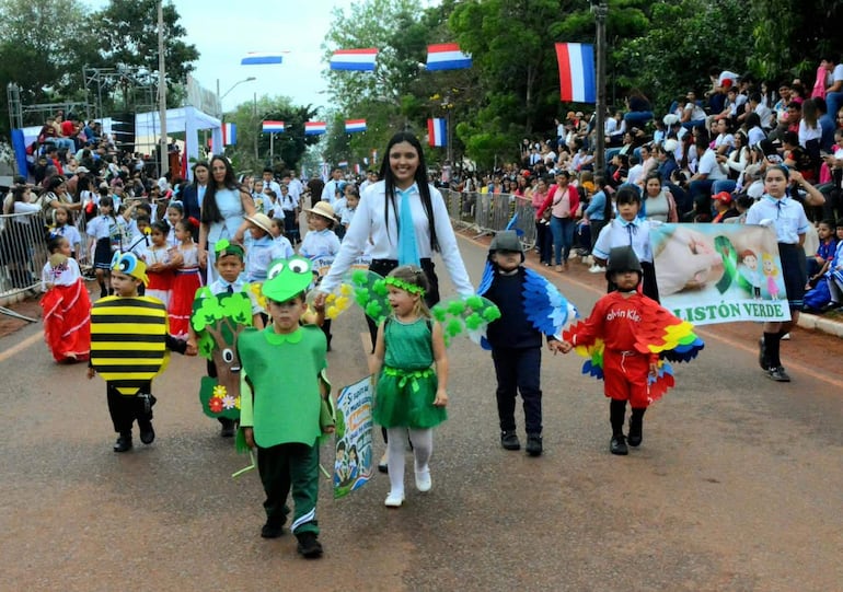 Un grupo de niños de una de  las escuelas marchan en conmemoración del aniversario de distritación de la ciudad de la Banana y la Piña