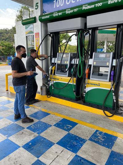 Funcionarios del MIC verifican las instalaciones de una gasolinera denunciada por irregularidades en la venta de combustible.