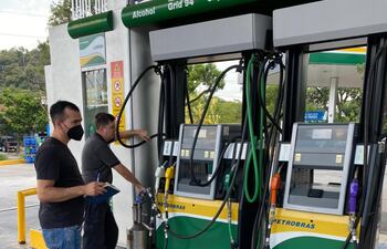 Funcionarios del MIC verifican las instalaciones de una gasolinera denunciada por irregularidades en la venta de combustible.