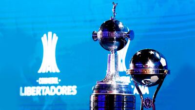 Los trofeos de la Copa Libertadores (i) y la Copa Sudamericana.