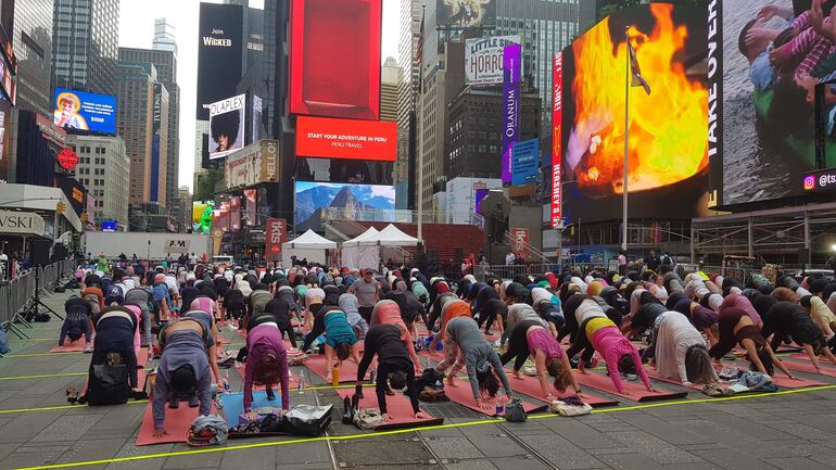 En Nueva York, varios miles de adeptos al yoga se congregarán a lo largo del día y en diferentes turnos en la bulliciosa Times Square, donde estaban previstas siete clases para las que se registraron al menos 8.000 interesados.