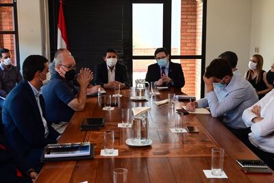 Los viceministros de Comercio y Tributaciones, Pedro Mancuello y Óscar Orué, se encuentran reunidos con referentes del sector privado del rubro de combustibles