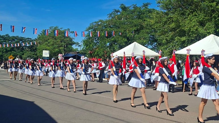 Las chiroleras del Colegio Nacional de Paraguarí rindieron homenaje a la Independencia Patria.