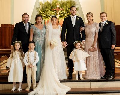 Los novios, sus padrinos y el cortejo.