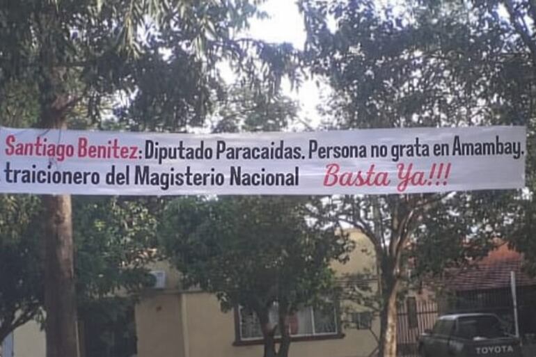 Pasacalles de protesta contra un diputado  por Amambay fueron puestos en varios puntos de la capital departamental y luego retirados por funcionarios de la oficina parlamentaria.