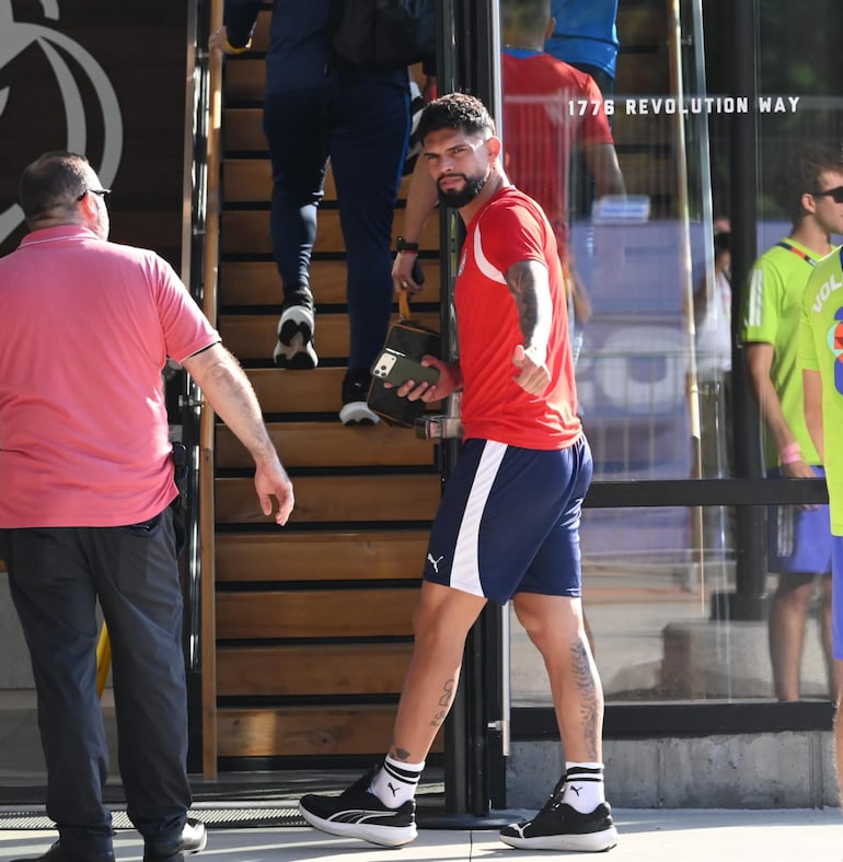 Omar Alderete saluda antes de subir al bus. el defensor no formó parte del entrenamiento por lo que se presume no estará para este lunes.