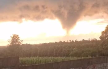 Un temporal fue grabado por los pobladores del distrito de Santa Rosa del Monday.