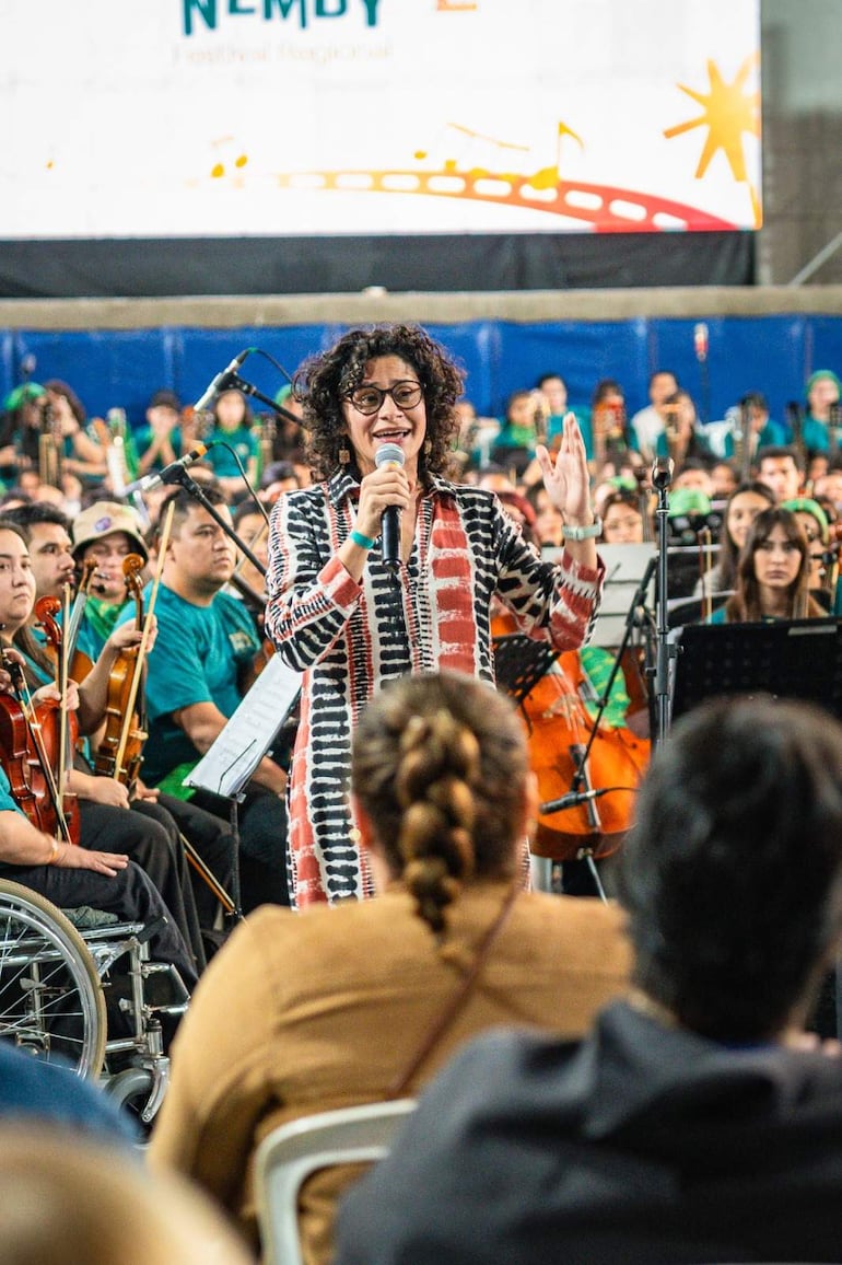 Mariela Cuevas, directora ejecutiva de Sonidos de la Tierra, durante un concierto de la megaorquesta.