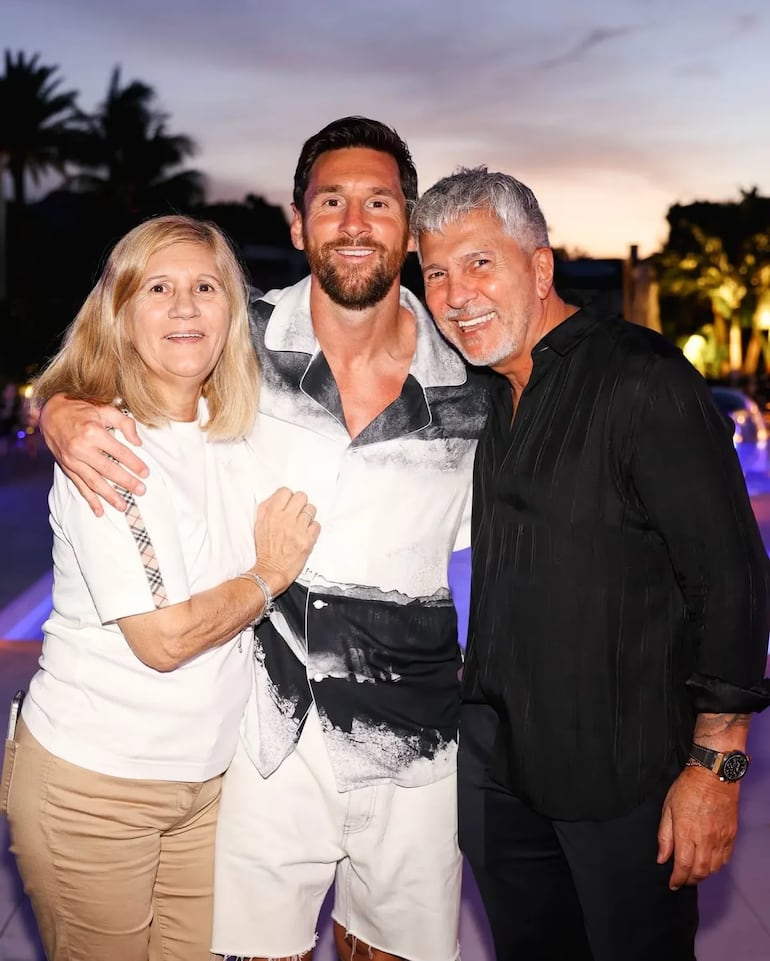 Lionel Messi (i) junto a su madre Celia Cuccittini y su padre Jorge Messi.