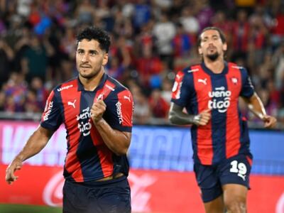Cecilio Domínguez, jugador de Cerro Porteño, festeja un gol en el partido frente a Nacional por la tercera fecha del torneo Apertura 2025 del fútbol paraguayo en el estadio La Nueva Olla, en Asunción, Paraguay.