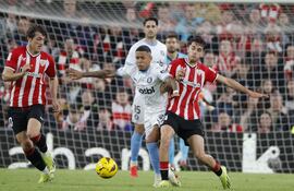 BILBAO, 19/02/2024.- El centrocampista del Athletic Club Beñat Prados (d) disputa una posesión con el delantero brasileño del Girona Sávio Moreira (2i) durante el encuentro correspondiente a la jornada 25 de LaLiga EA Sports disputado entre Athletic Club y Girona FC en San Mamés, Bilbao. EFE/ Luis Tejido